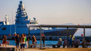 ABD’den Hürmüz’de şüpheli gemiye baskın! Trump, İran’a fotoğrafla gözdağı verdi