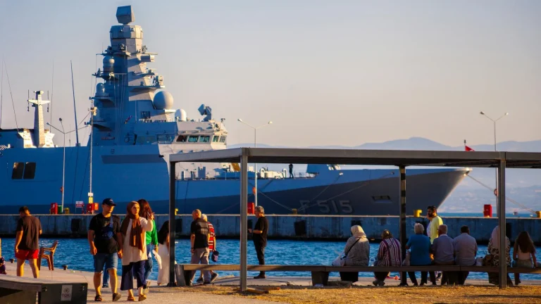 ABD’den Hürmüz’de şüpheli gemiye baskın! Trump, İran’a fotoğrafla gözdağı verdi