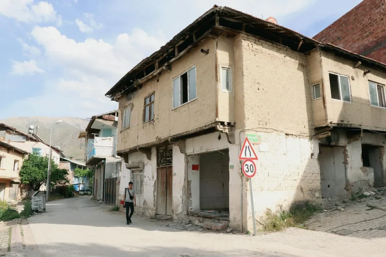 Dağlardan dikenlerini kesip topluyor: 1500 liradan satıyor! | ’30 yıl çürümüyor, elimde 5 tane kaldı’