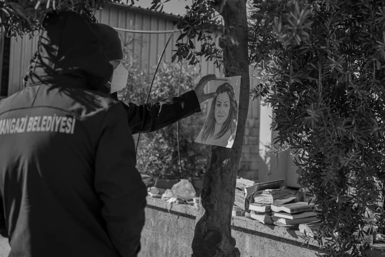 Emekli polisin eşi satırla dehşet saçtı! ‘Merdivenden düşüp öldü’ dedi: Gerçek kan dondurdu