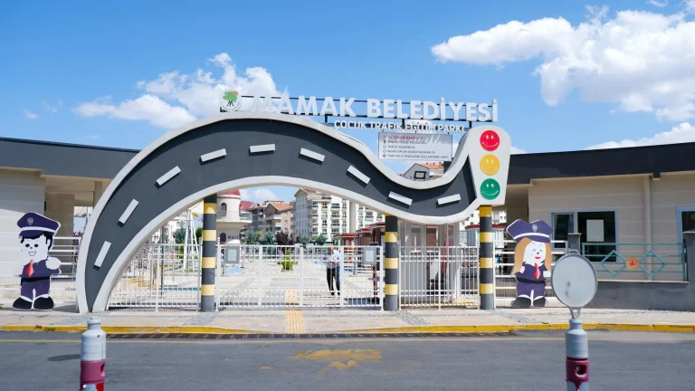 Okul çantasında 5 silah 7 şarjör! 8. sınıf öğrencisi dehşet saçtı: 9 ölü 13 yaralı