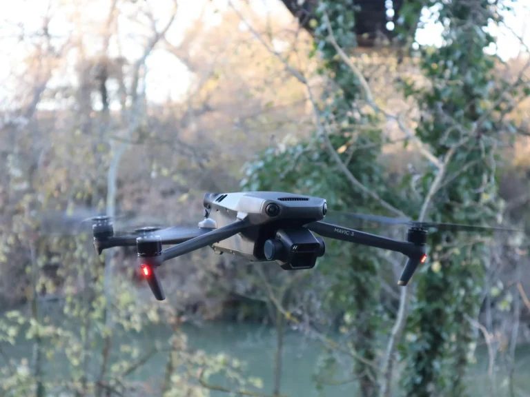 Tırpanları bırakıp robotu izlemeye başladılar! Günler süren işi 3 saatte bitiriyor, girilmeyecek yerlere bile giriyor