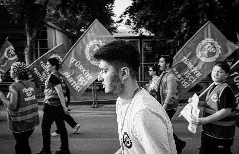 1 MAYIS İŞÇİ BAYRAMI KUTLAMA MESAJLARI 2026 – 1 MAYIS MESAJLARI RESİMLİ KISA | Anlamlı, yeni, görselli, farklı Mayıs Emek ve Dayanışma Günü mesajları ve İşçi Bayramı sözleri!