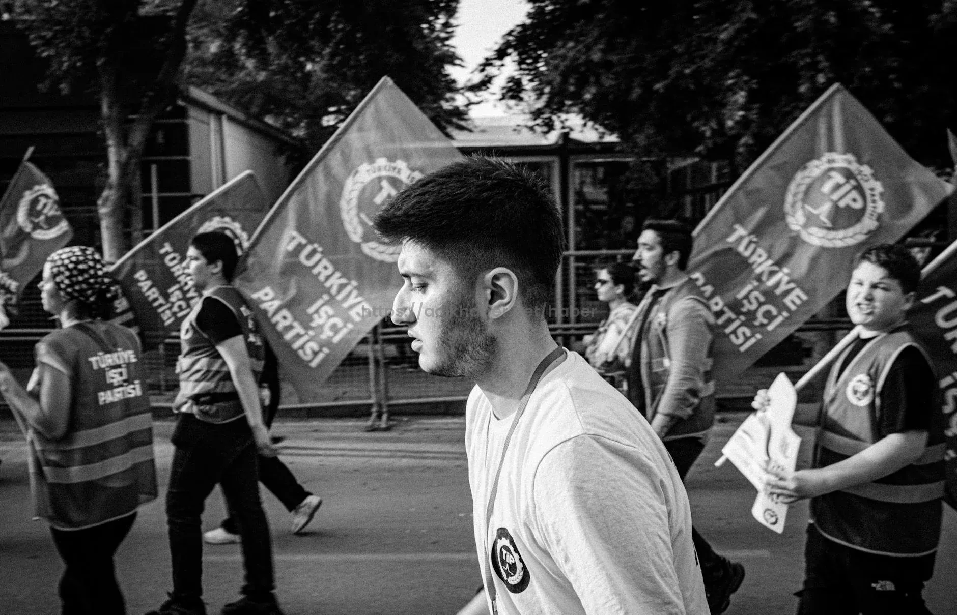 1 MAYIS İŞÇİ BAYRAMI KUTLAMA MESAJLARI 2026 – 1 MAYIS MESAJLARI RESİMLİ KISA | Anlamlı, yeni, görselli, farklı Mayıs Emek ve Dayanışma Günü mesajları ve İşçi Bayramı sözleri!