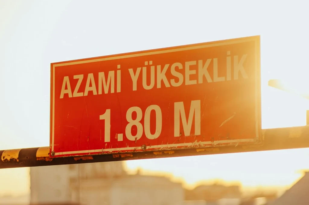 People holding signs and banners in a protest for minimum wage increase in Turkey