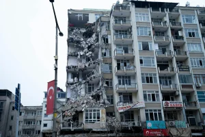 Beşiktaş’taki faciadan acı haber: Üniversite öğrencisi Betül yaşamını yitirdi, 4 kişinin hayati tehlikesi devam ediyor | Olay anı kamerada