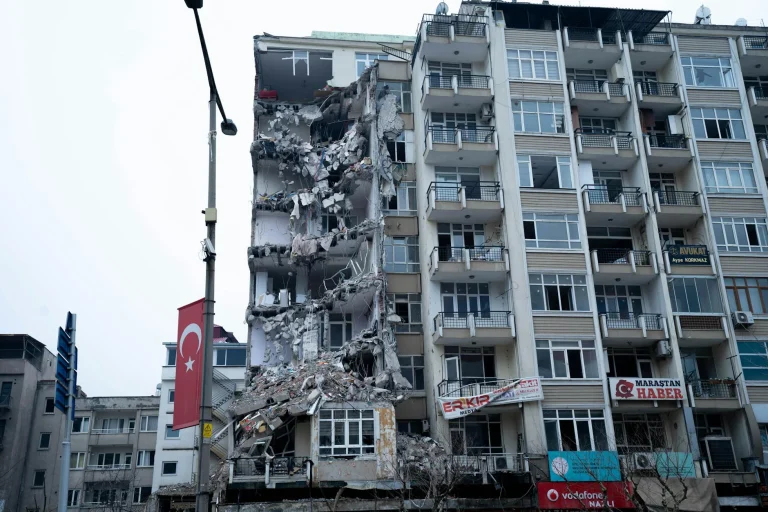 Beşiktaş’taki faciadan acı haber: Üniversite öğrencisi Betül yaşamını yitirdi, 4 kişinin hayati tehlikesi devam ediyor | Olay anı kamerada
