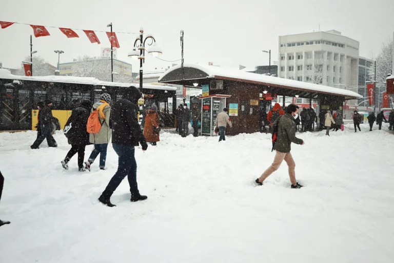 Hava sıcaklıkları düştü: Her yer beyaza büründü! ‘Bu aylarda buralarda kar görmek zor’