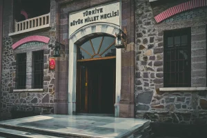 İspanya’da siyasi deprem! “Madalyonun arkasında çok daha büyük bir jeopolitik mücadele var”