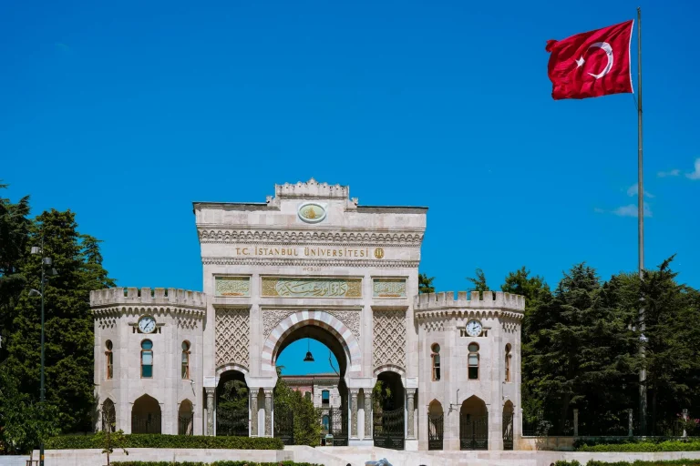 Kapatılan Bilgi Üniversitesi yeniden açıldı. YÖK’ten açıklama, öğrencilerden kutlama