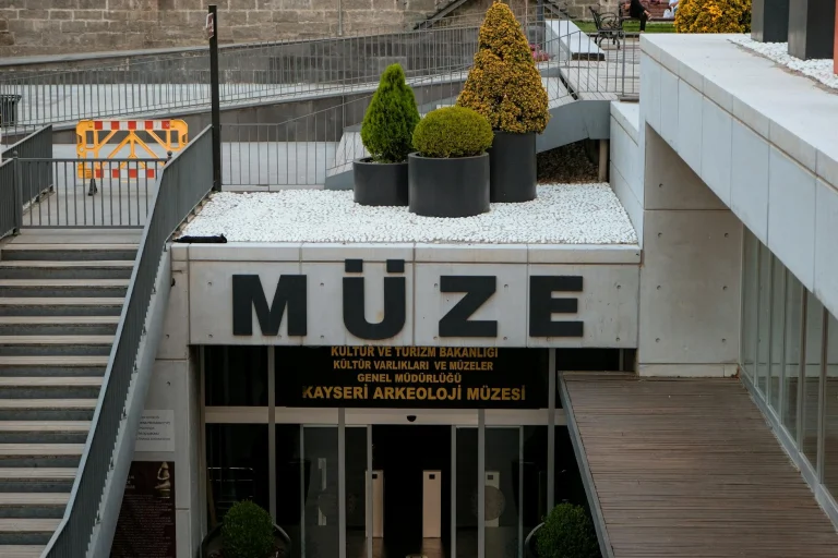 Müze ve ören yerlerinde dijital dönüşüm hamlesi! T.C. kimlik kartları Müzekart’a dönüşüyor