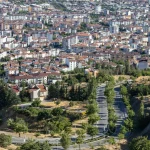Uzak Şehir 60. Bölüm Full Kesintisiz İzleme Ekranı (4 Mayıs 2026 Pazartesi-Son Bölüm) | Uzak Şehir 61. yeni bölüm fragmanı yayınlandı… Uzak Şehir son bölümde şoke eden sahne: Deniz ve Alya kaçırıldı!