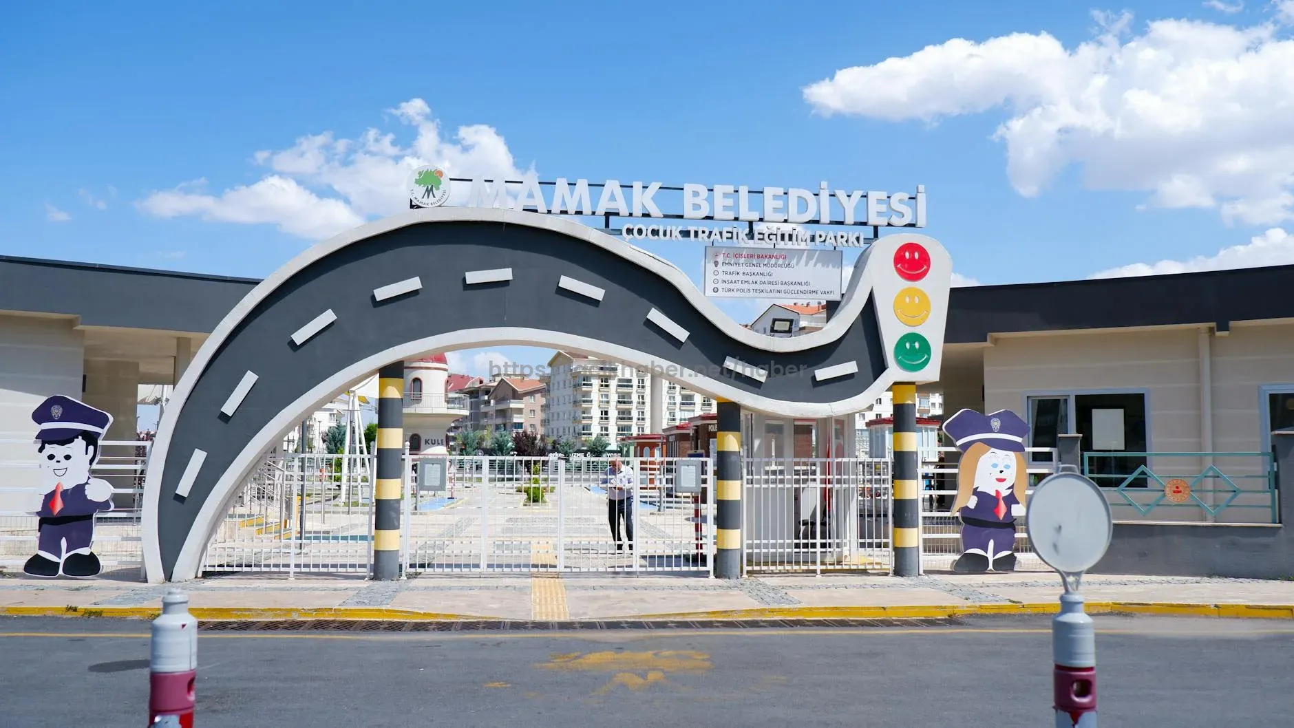 Yarın adliyeler, belediyeler, kamu kurumları açık mı? 25 Mayıs Pazartesi günü devlet kurumları çalışıyor mu?