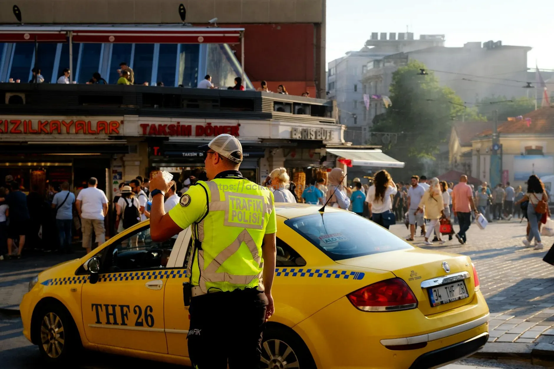 Yer: Taksim! Esnafı sindireceklerini sandılar: Sopalarla gelip tekme tokat dayak yediler