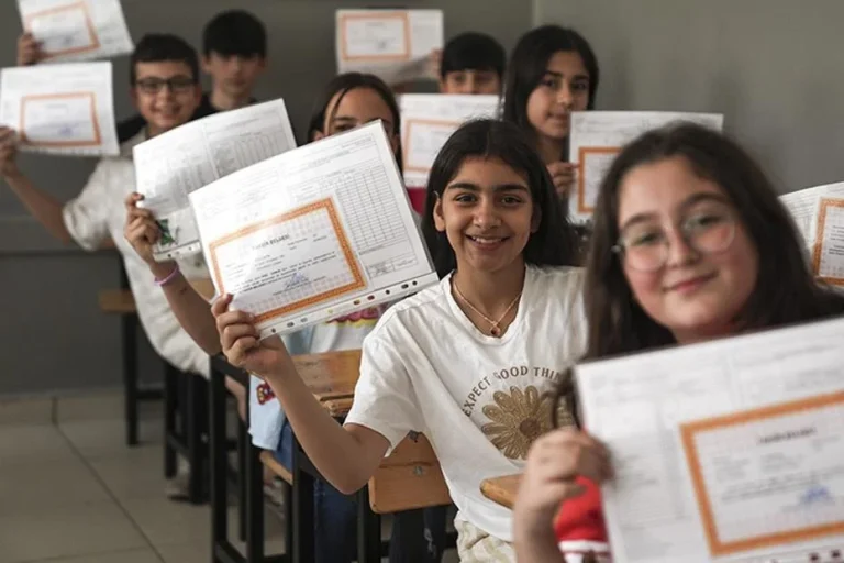 Okulların kapanış tarihi 2026: Karneler ne zaman, saat kaçta alınacak?