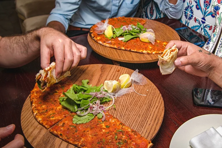 Bodrum’da tatilin hesaplısı: Deniz ücretsiz, lahmacun 250 TL, hamburger pizza 450 TL