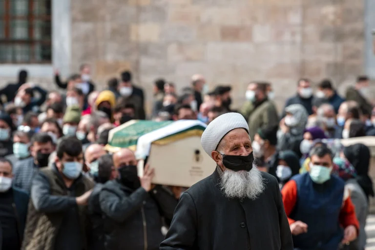 Ölümler peş peşe yaşanıyor… Ünlü isimleri hayattan koparan hastalık! Aylarca fark edilmiyor, üstelik her yaş grubu risk altında