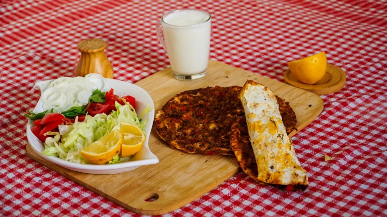 Soğuk ayran aşı çorbası tarifi (Videolu)