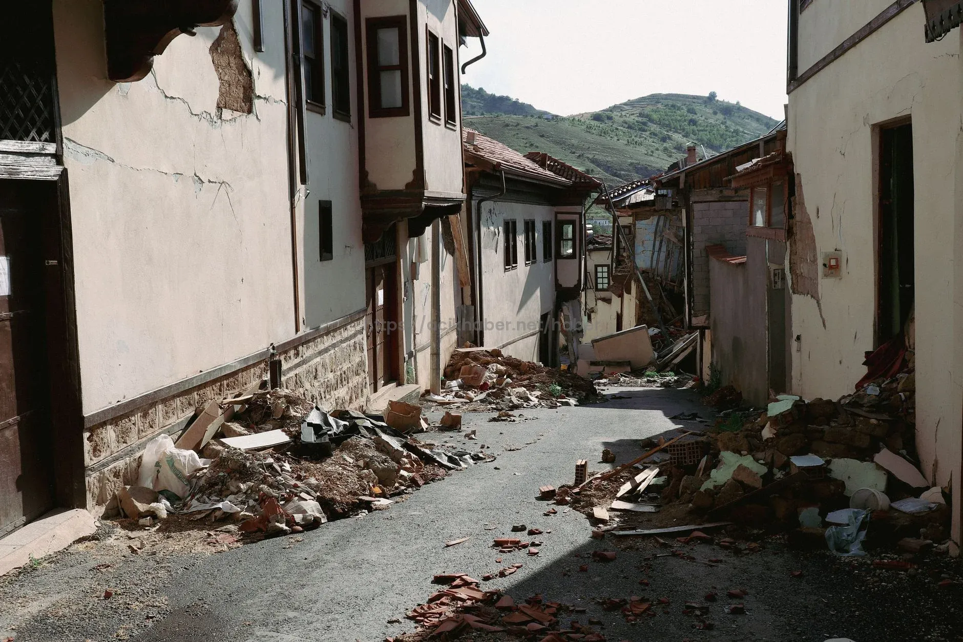 17 Ağustos depremi tarihi | 17 Ağustos 1999 Marmara Depremi’nde kaç kişi öldü? 1999 depremi büyüklüğü ne kadardı, kaç saniye sürdü, nerede oldu?