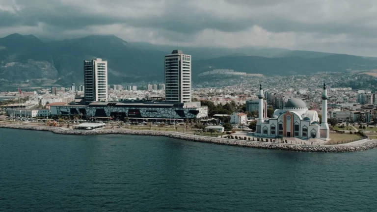 Hatay’da konut ve iş yeri anahtar teslim töreni yapıldı | Yayman: Küllerinden doğan bir Hatay görüyoruz
