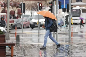 İstanbul dahil 15 ilde alarm: Kuvvetli fırtına ve sağanak geliyor! Hafta sonuna kadar sürecek | Meteoroloji saat verdi: Bazı ilçelerde denize girmek yasaklandı
