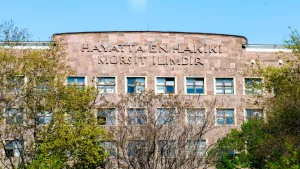Kuver kalktı ama tartışma sürüyor: ‘İkram sandık, hesaba yazıldı’