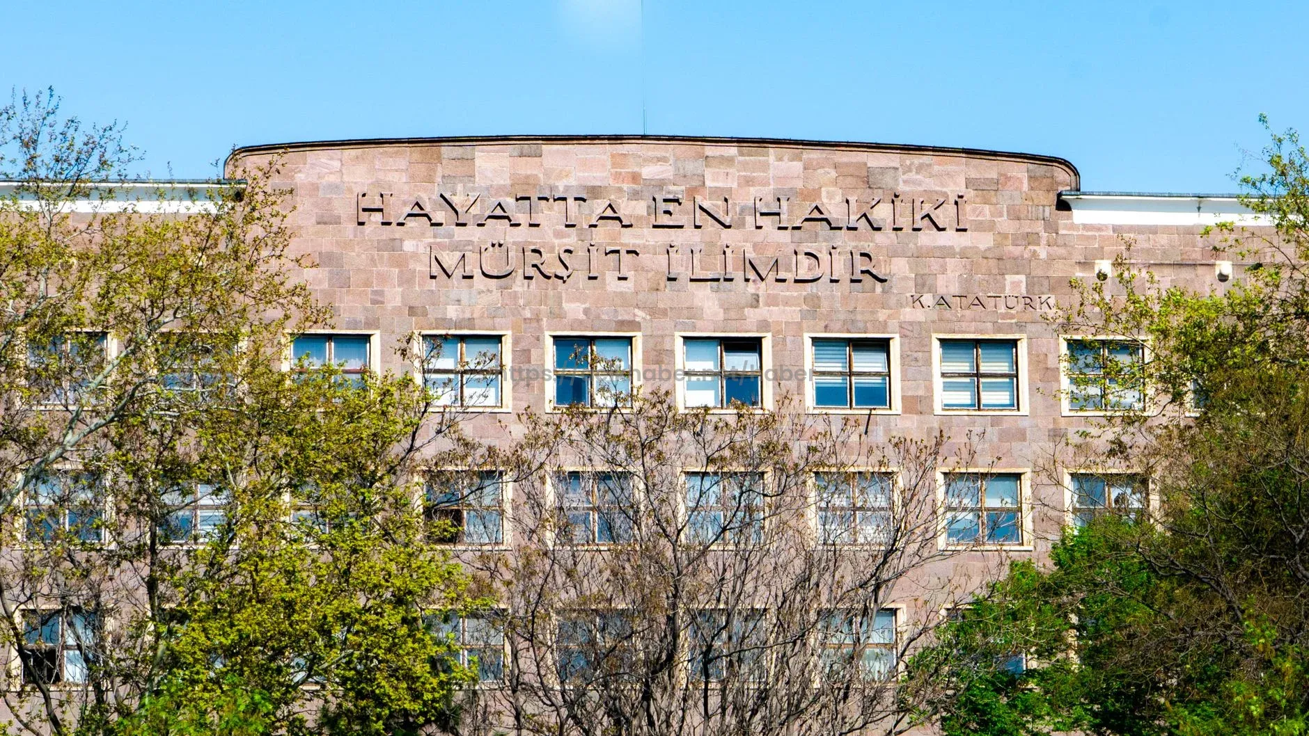Kuver kalktı ama tartışma sürüyor: ‘İkram sandık, hesaba yazıldı’