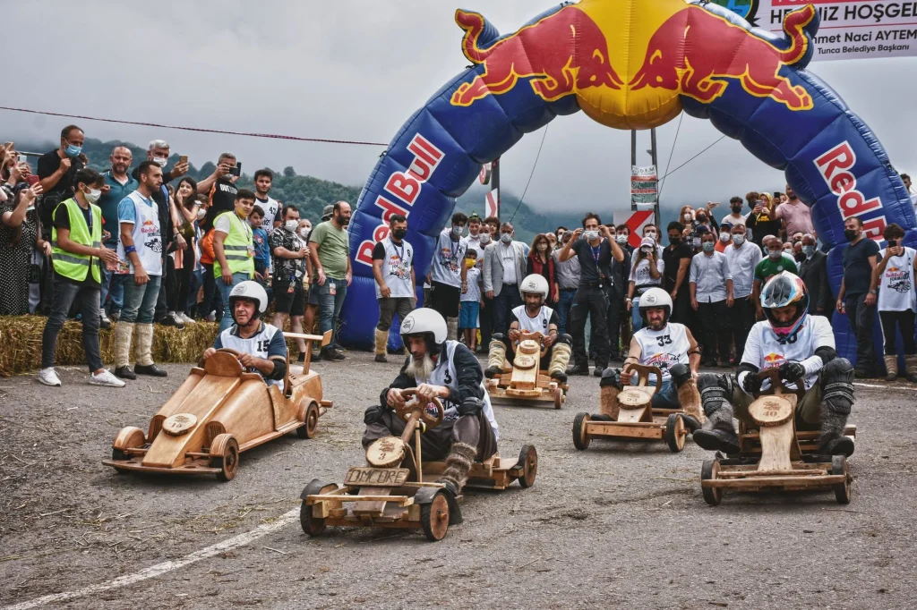 Red Bull Sporcusu Kapadokya’da balonlar arasında 200 km/s hızla slalom yaptı