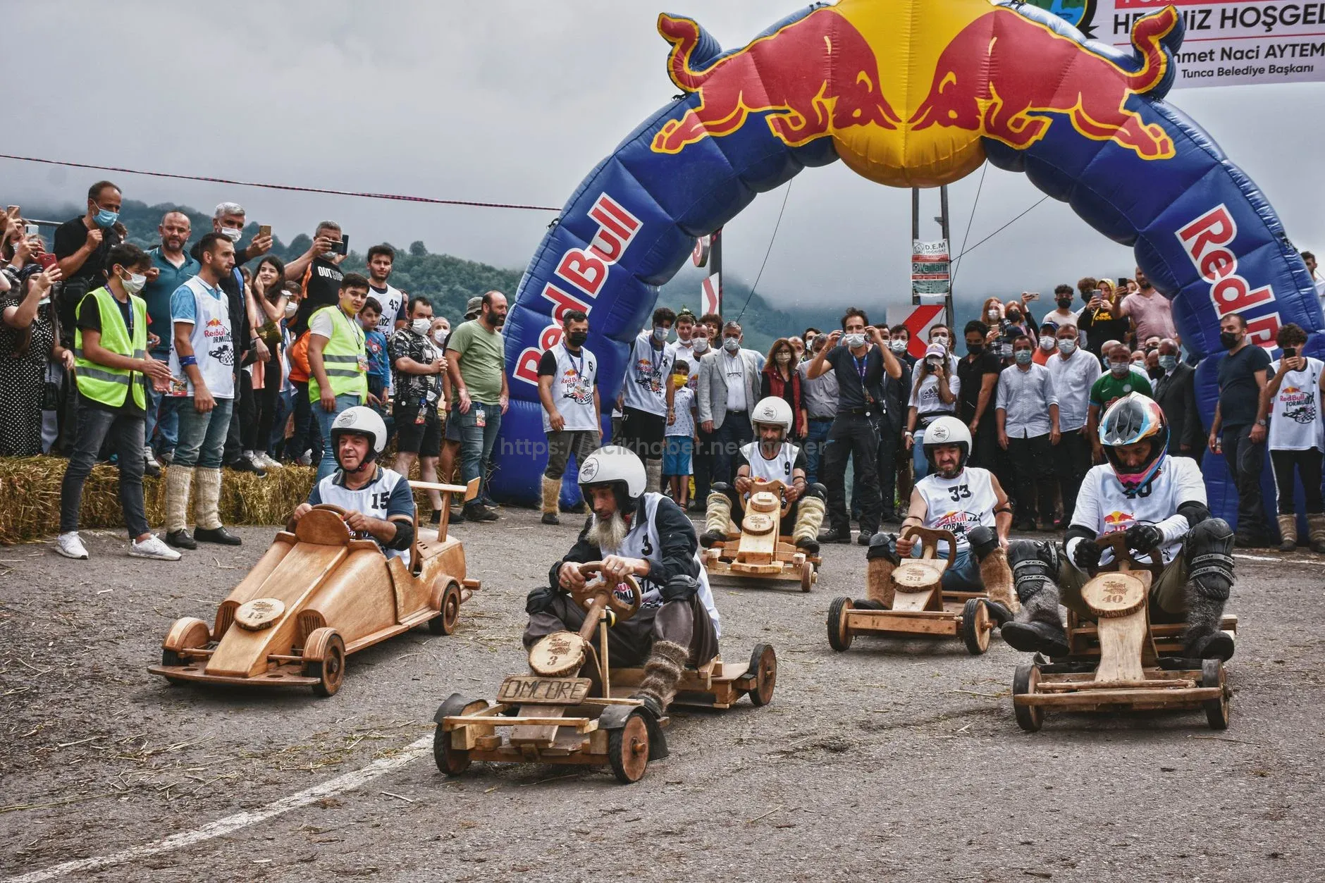 Red Bull Sporcusu Kapadokya’da balonlar arasında 200 km/s hızla slalom yaptı