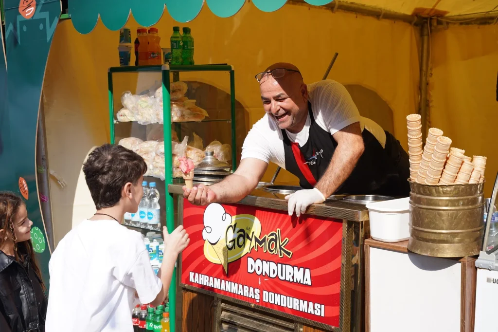 Taksim’deki dondurmacının tabelası tepkilere neden oldu