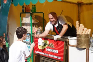 Taksim’deki dondurmacının tabelası tepkilere neden oldu